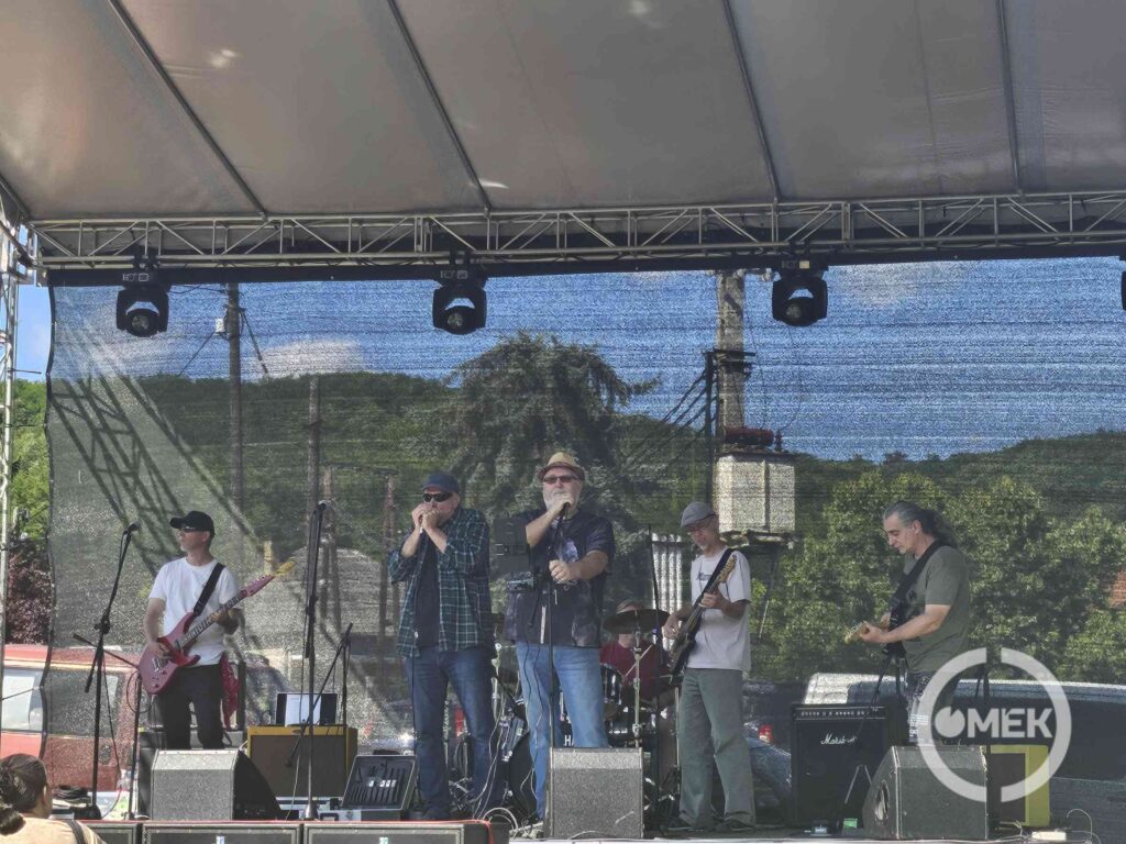 A Strolling Kox Rock & Blues Band játszik örökzöld slágereket.