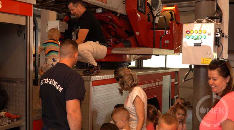 A gyerekek felmásznak az autóra.