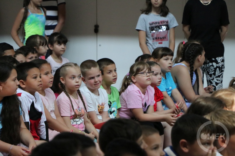 A gyerekek nézik a bohócok előadását.