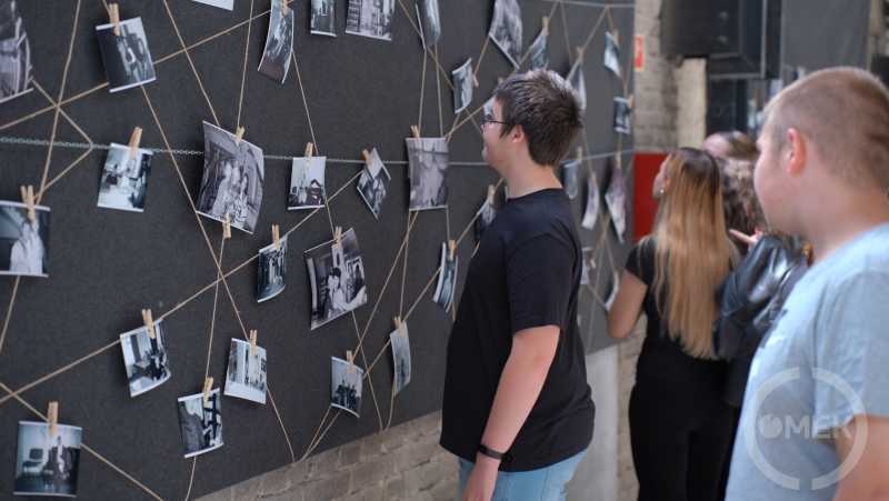 A kiállítást nézi az egyik diák.