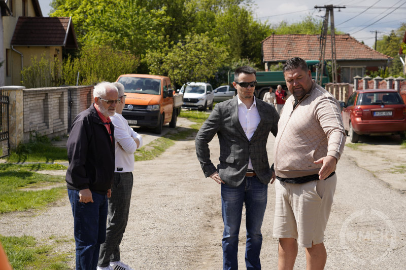 A kivitelező cég munkatársa mutatja az elkezdett feladatokat.