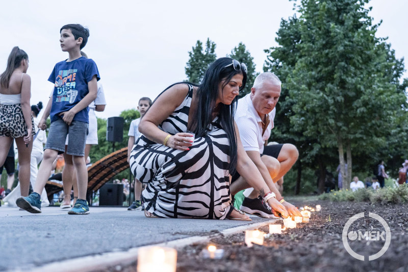 A mécsesgyújtás pillanata.