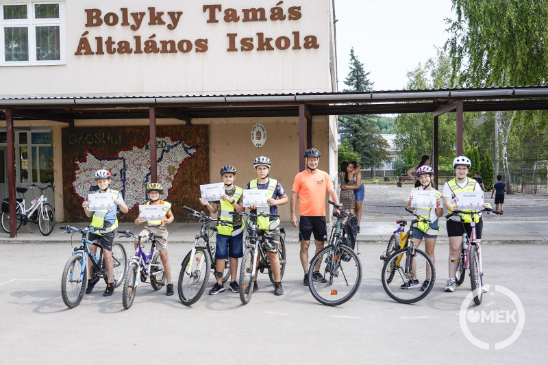 A program sikeres teljesítése után a gyerekek oklevelet vehettek át.