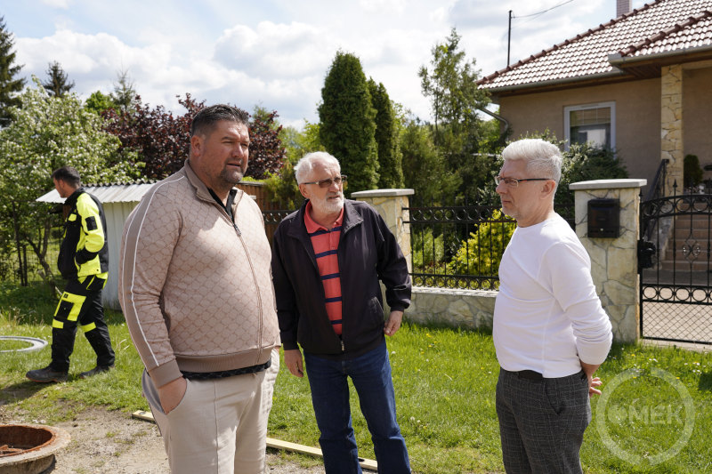 A projekt felelősei beszélgetnek.