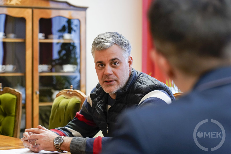 A projekt vezetője ismerteti álláspontját.