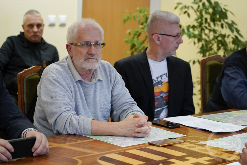 A szakemberek egyeztetnek.