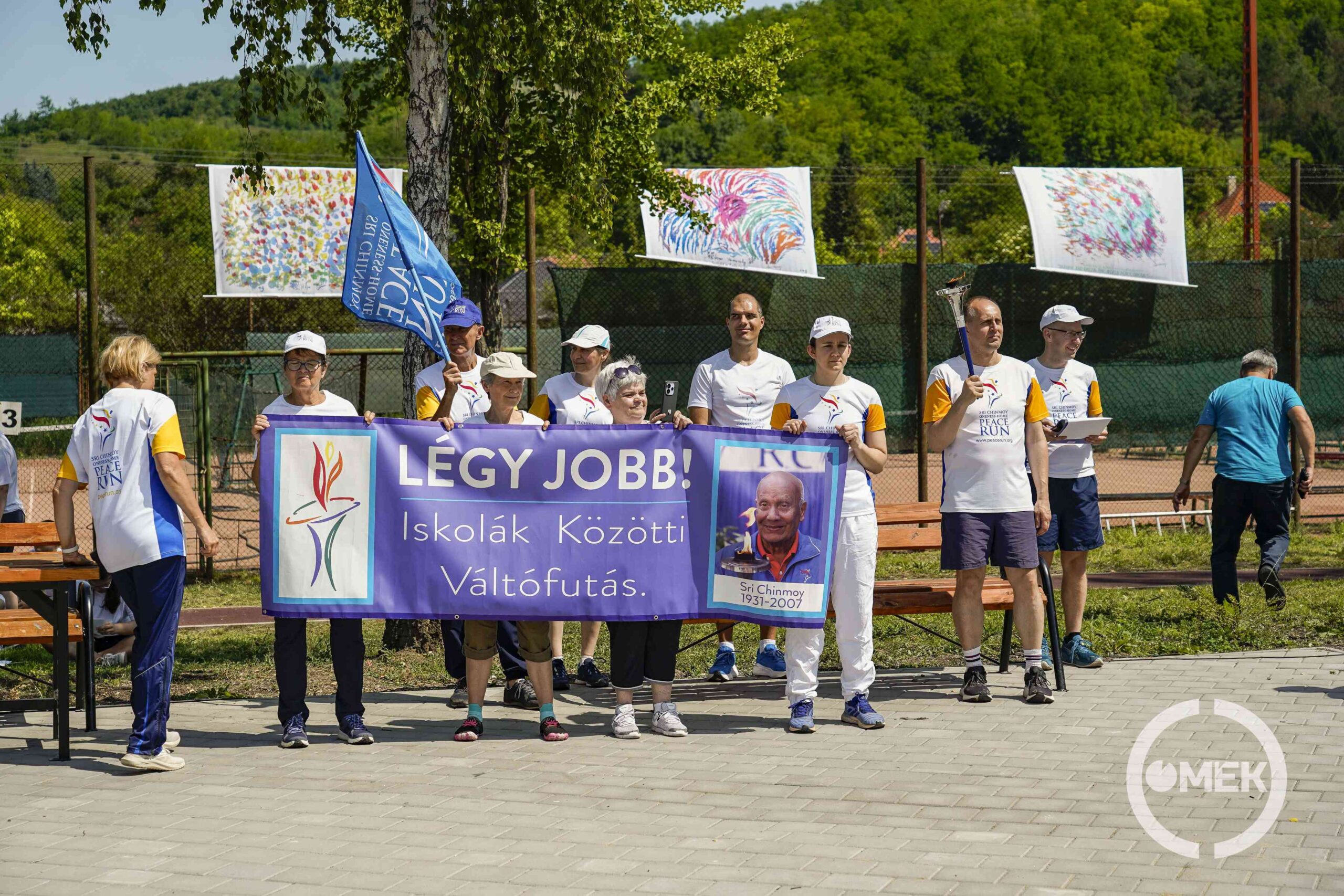 A szervezők molinót tartva üdvözlik a gyerekeket.