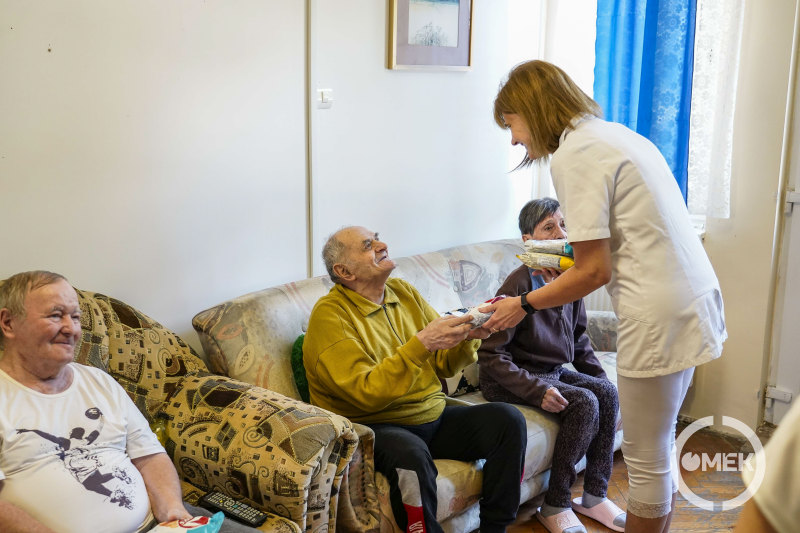 A társalgóban tartózkodó gondozottak azonnal meg is kóstolták a péksüteményt.