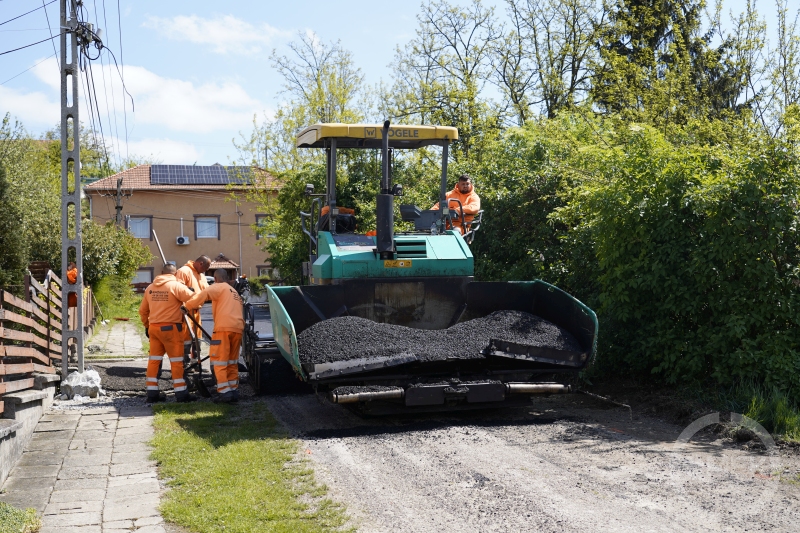 Aszfaltozó gép a Bláthy Ottó úton.