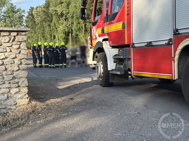 Az Ózdi Hivatásos Tűzoltó-Parancsnokság munkatársai biztosították a helyszínt és áramtalanították a gépjárműveket.