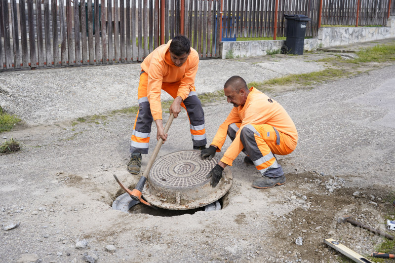 Az aknafedlap visszakerül a helyére.