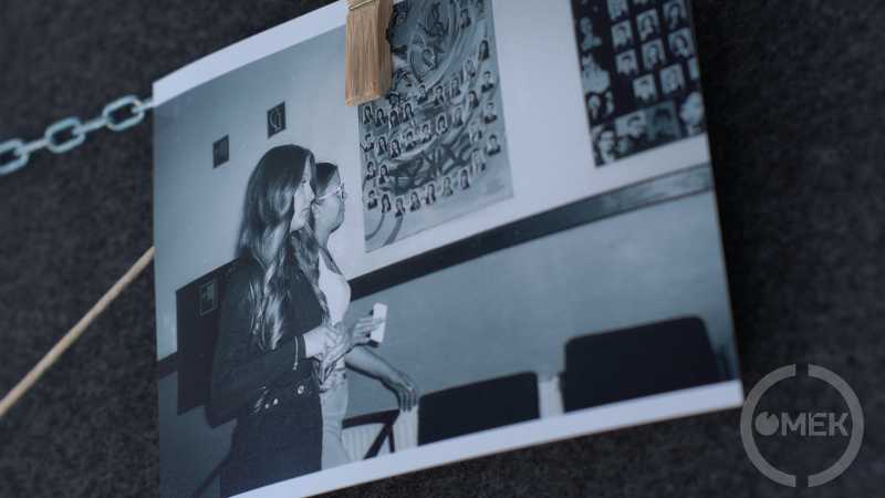 Az egyik fénykép a falon.