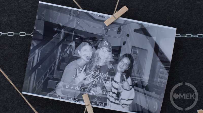 Az egyik fénykép a kiállításon.