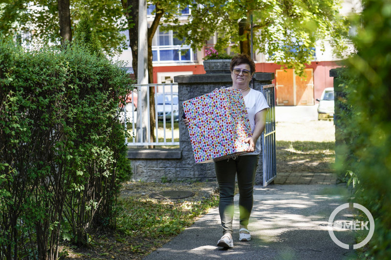 Az egyik helyi töltőállomás képviselője hozta az édességeket díszcsomagolásban.