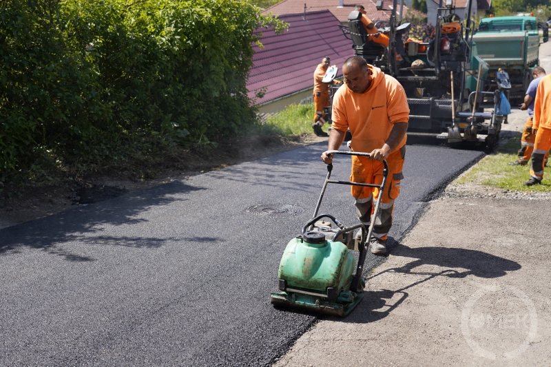 Az út szélét egyengetik a szakemberek.
