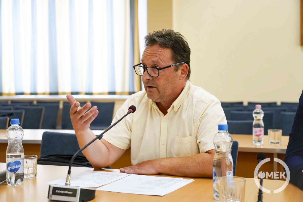 Csépányi Róbert frakcióvezető felszólalt.