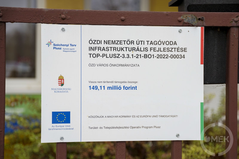 A projekthez tartozó tábla.
