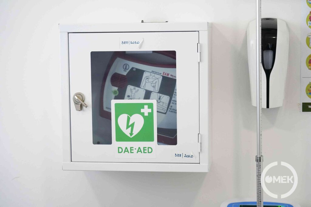 Defibrillátor készülék a dobozban.