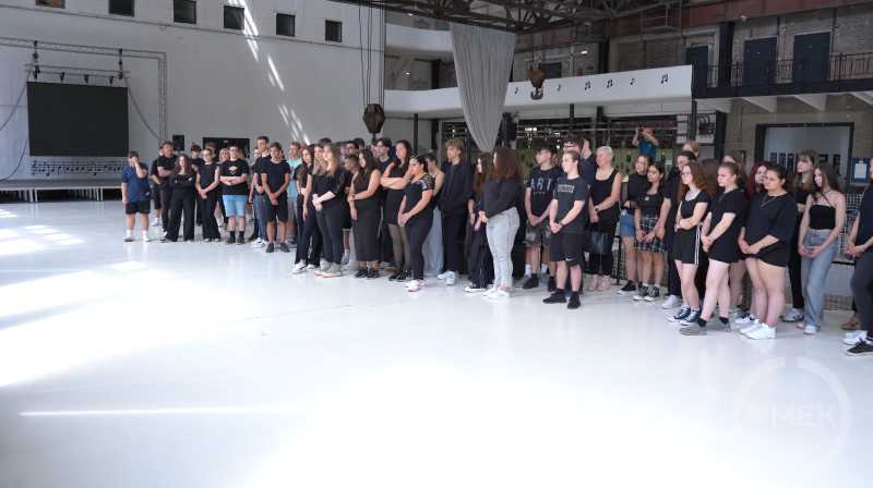 Diákok a kiállítás megnyitóján.