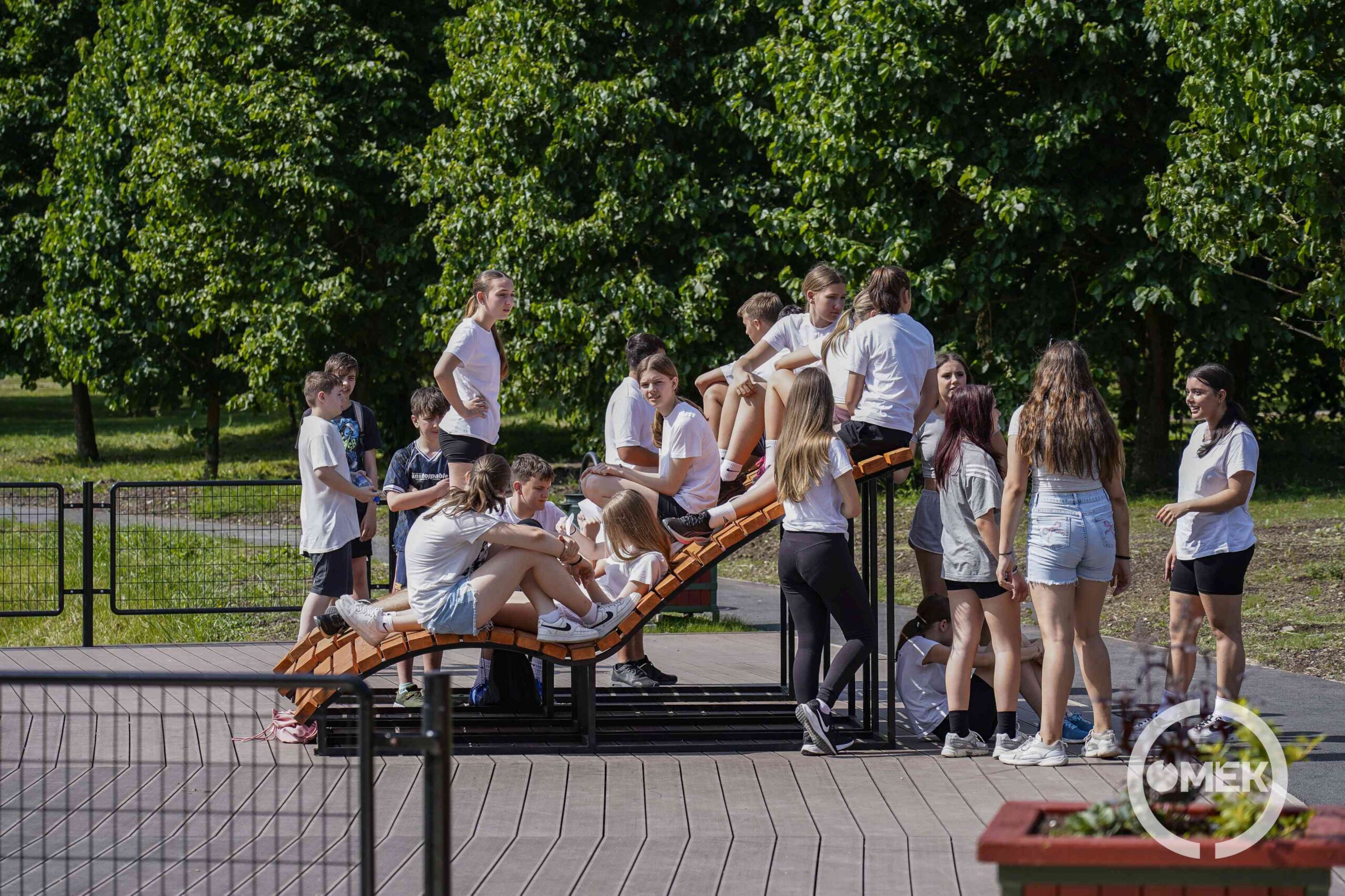 Diákok gyülekeznek a stégen.