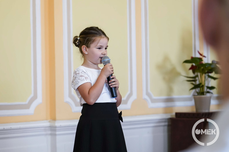 Donászy Magda versét szavalja egy kislány.