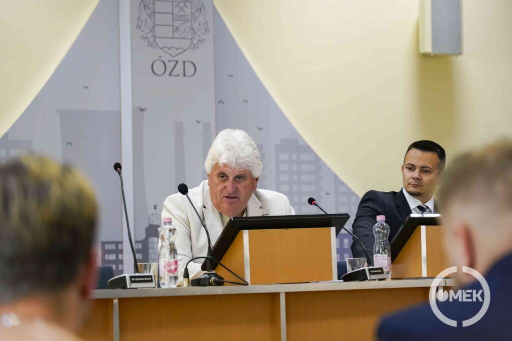 Dr. Almási Csaba felszólal.