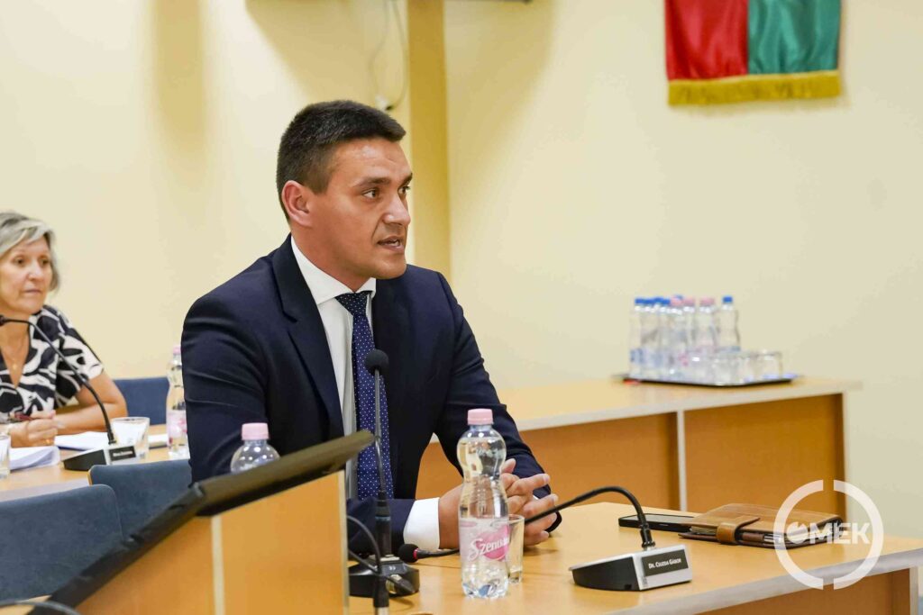 Dr. Csuzda Gábor a testület ülésén.