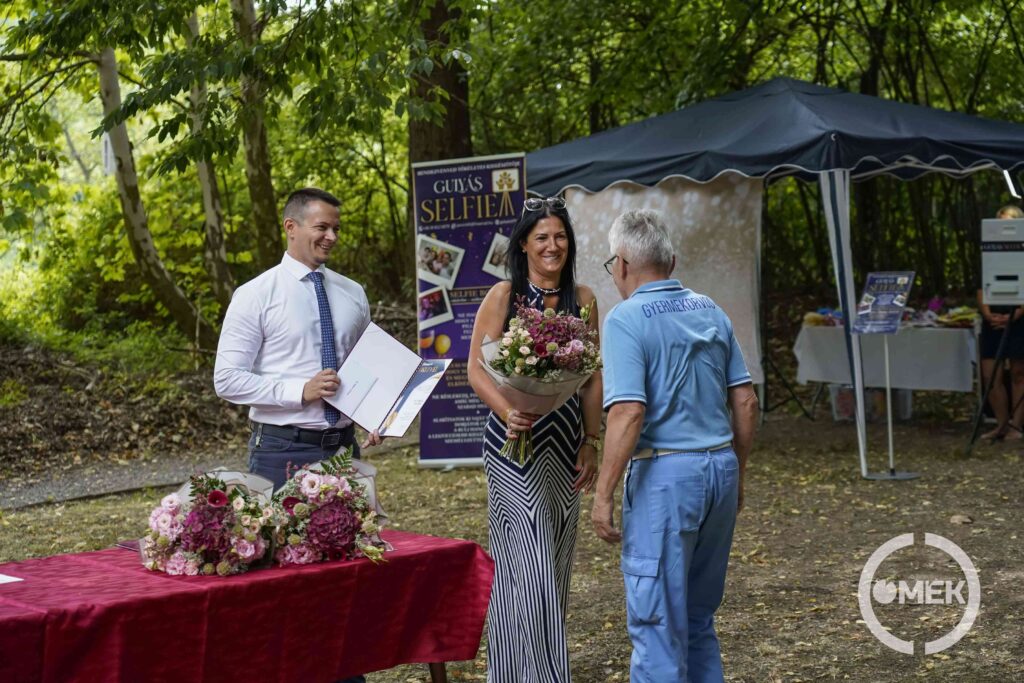 Dr. Hübner Melinda főorvos távollétében a díjat dr. Kós Csaba, a gyermekosztály főorvosa vette át.