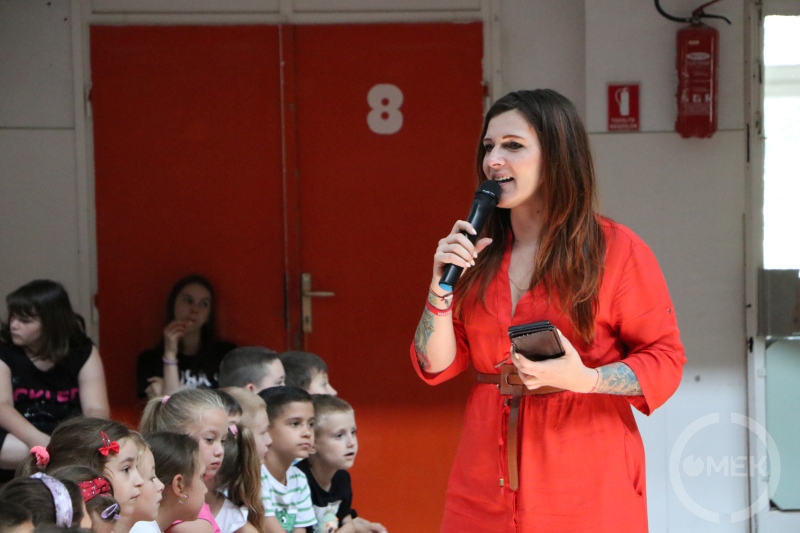 Dr. Kozupné Tóth Bianka beszél a gyerekekhez.