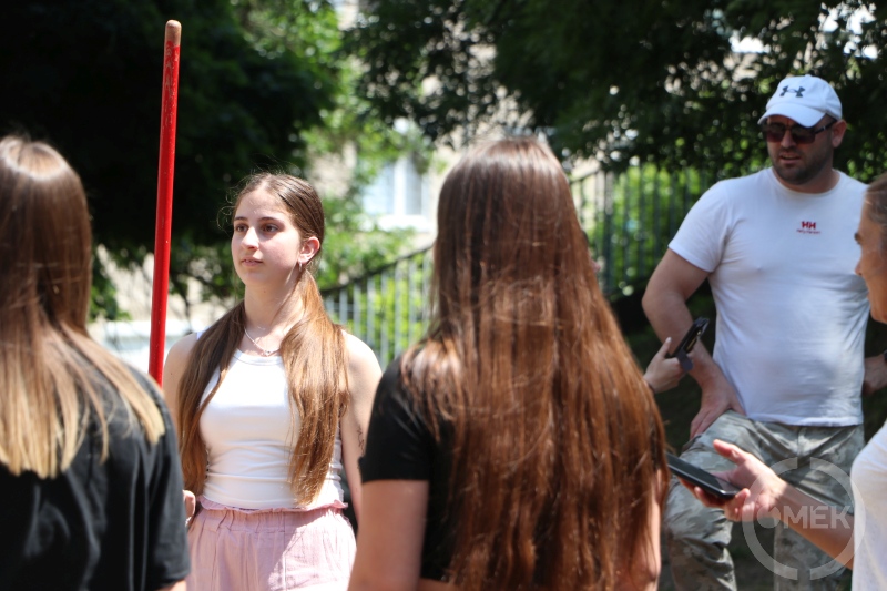 Egy ujjon kellett botot tartani az ügyességi feladatok egyik állomásán.