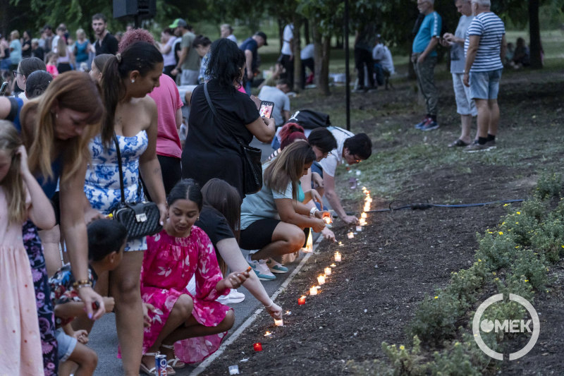 Egyszerre gyújtották meg a mécseseket az emberek.