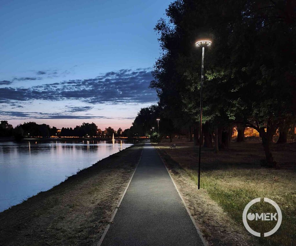 Elkészült a tó menti sétány hangulatvilágítása.