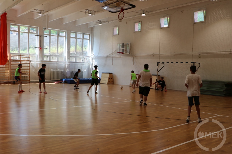 Focikupa a tornateremben.