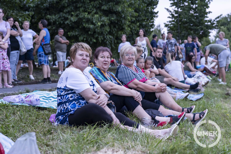 Fűben ülő hölgyek.