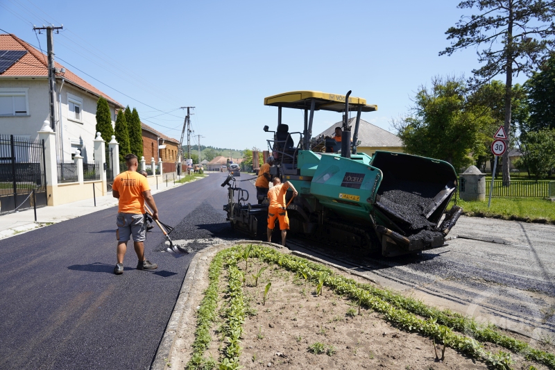 Gépi és kézi erővel is dolgoztak a Barátság úton.
