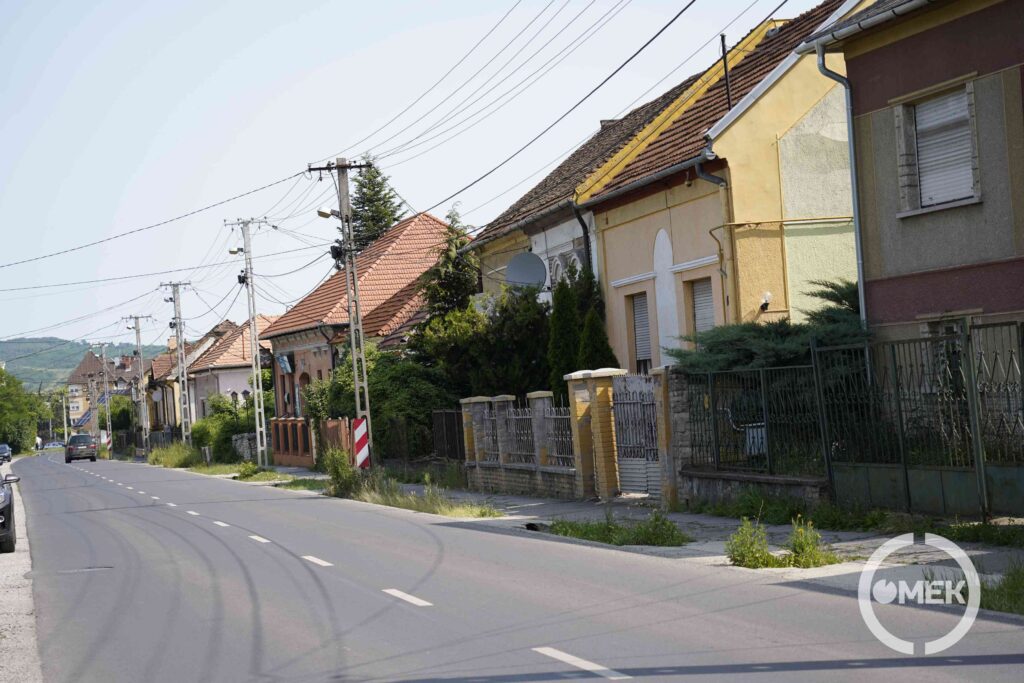 Gépjármű alá szorult idős embert mentettek ki a tűzoltók a Pázmány úton.