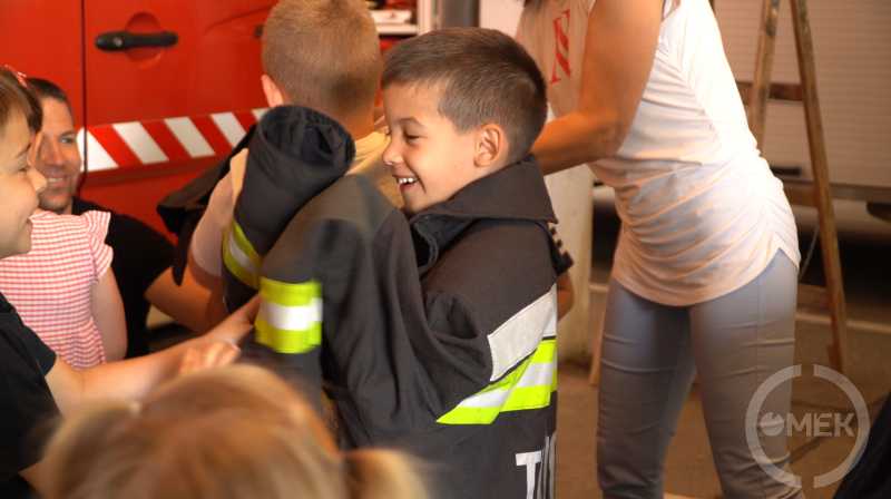 Hatalmas tűzoltókabát az egyik kisfiún.
