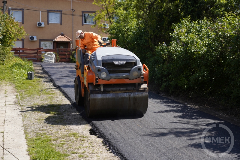 Hengerelő gép az úton.