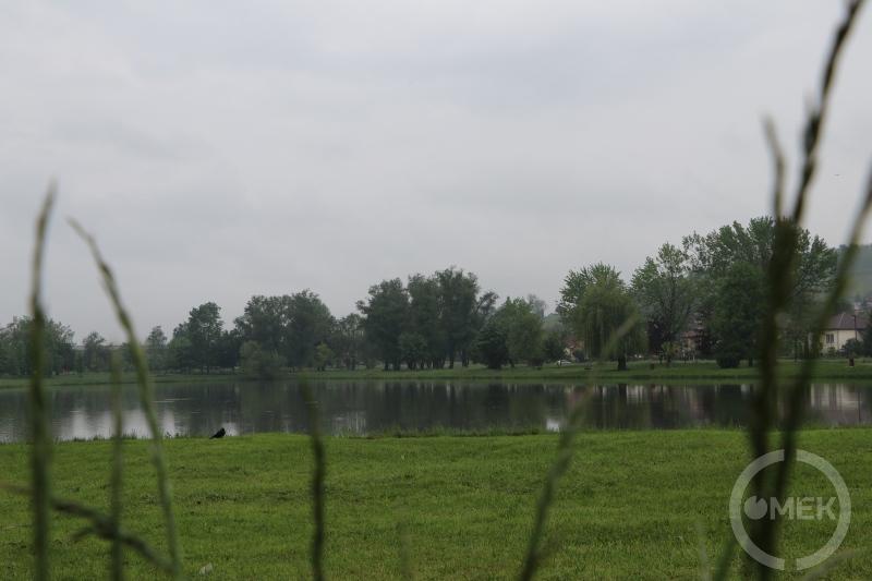 A tó esős látképe.