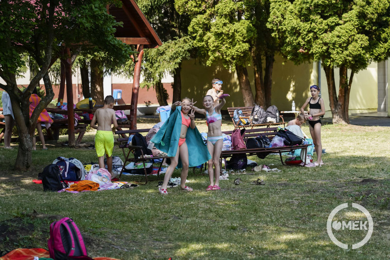 Iskolások lepték el a Ózd Városi Strandfürdőt az utolsó tanítási héten. A gyerekek élvezték a programot.