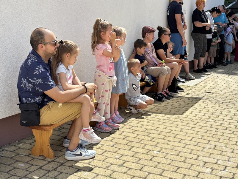 Izgatottan figyelték az előadást a szülők és gyerekek.