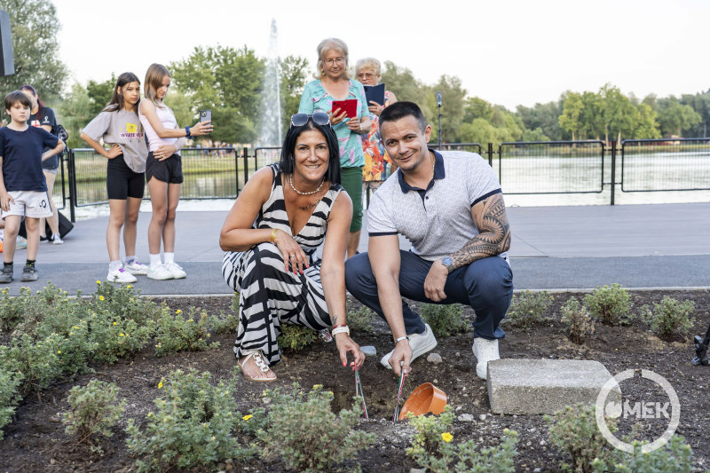 Janiczak Dávid és Marosréti-Zsuponyó Anett földbe teszi az időkapszulát.