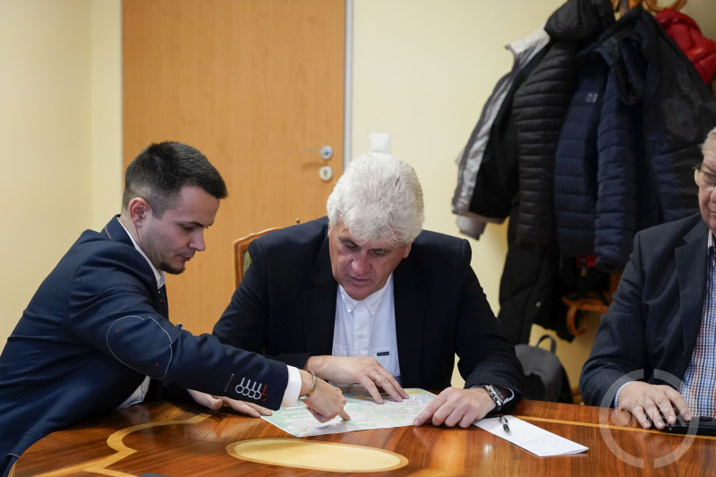 Janiczak Dávid polgármester és dr. Almási Csaba jegyző a térképet nézi.