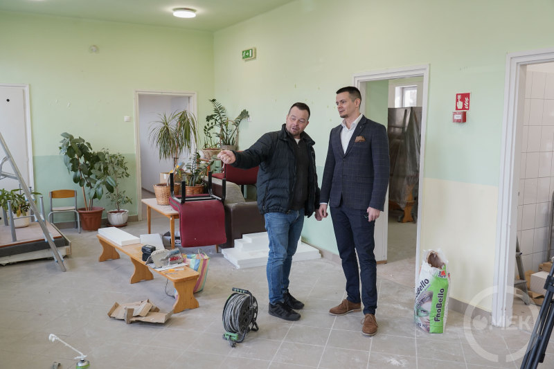 Janiczak Dávid polgármester és a projektvezető szemügyre veszik a munkálatokat.