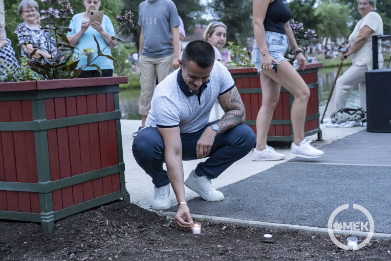 Janiczak Dávid polgármester meggyújtja az első mécsest.