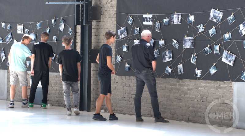 Képeket nézegető emberek.