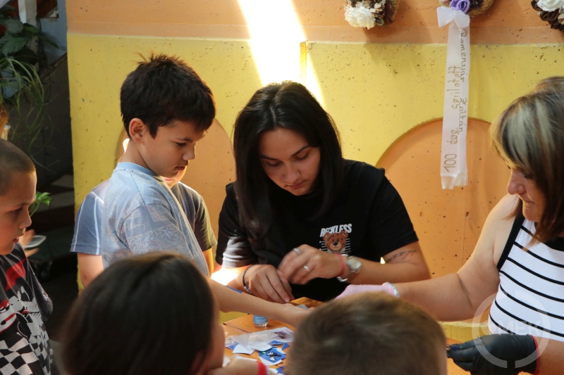 Készül a csillámtetoválás.