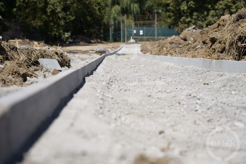 Készül az út.