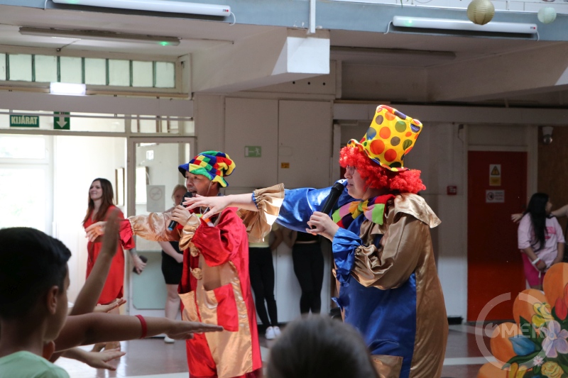 Két bohóc tart előadást a Vasvár Úti Általános Iskolában.