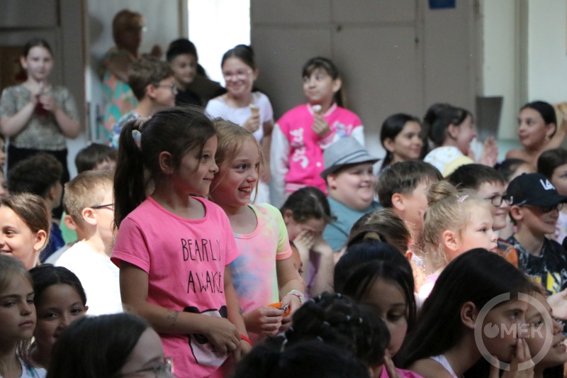 Két kislány nézi az előadást.